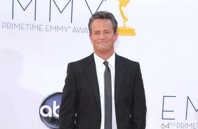 La bochornosa caída de Matthew Perry tras ser golpeado por una ola