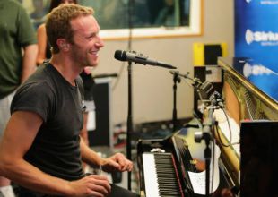 Chris Martin se compromete a luchar contra la pobreza