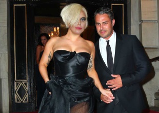 Taylor Kinney propuso matrimonio a Lady Gaga con un anillo comestible