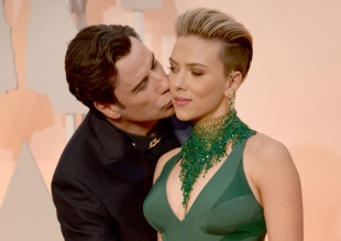Scarlett Johansson: 'No hubo nada raro en el beso de John Travolta'