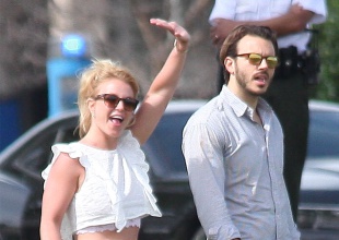 Britney Spears vuelve a enseñar ombligo