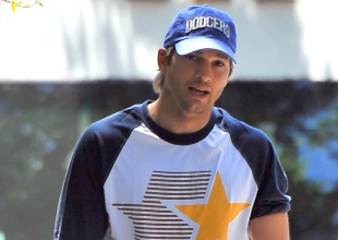 Ashton Kutcher lanza su campaña pro cambiadores de bebés en aseos masculinos