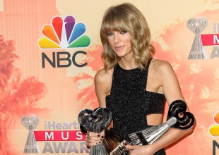 Taylor Swift, con estilo y con premio