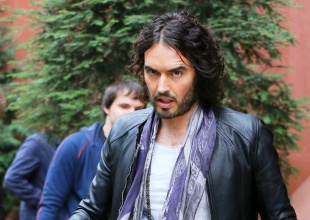 Russell Brand intentó que Tom Cruise le iniciara en la cienciología