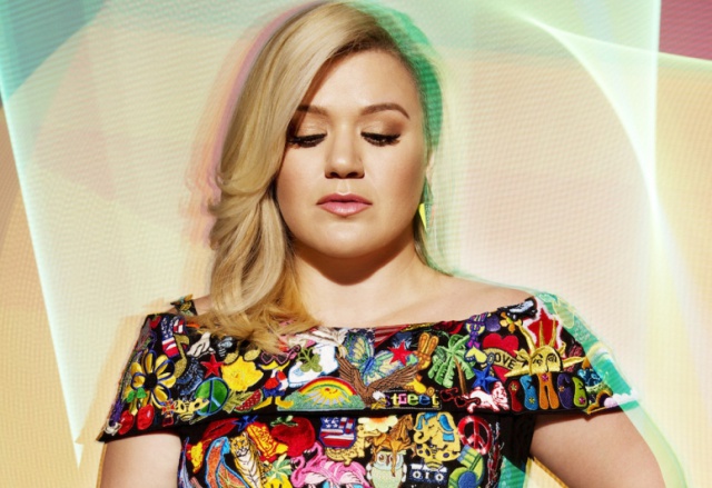 “Invincible” de Kelly Clarkson, su nuevo sencillo