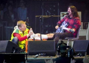 Líder de Foo Figthers se fractura pierna en pleno concierto