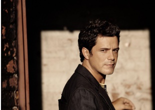 Alejandro Sanz estrena “A Qué No Me Dejas”