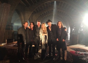 Shakira sorprende a Maná