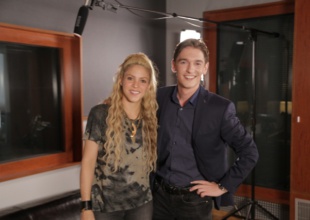 Shakira conversa con Xavi Martínez