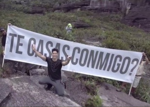 Chyno Myranda le pide matrimonio a su novia