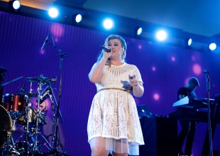 Kelly regresa con "Love so Soft"