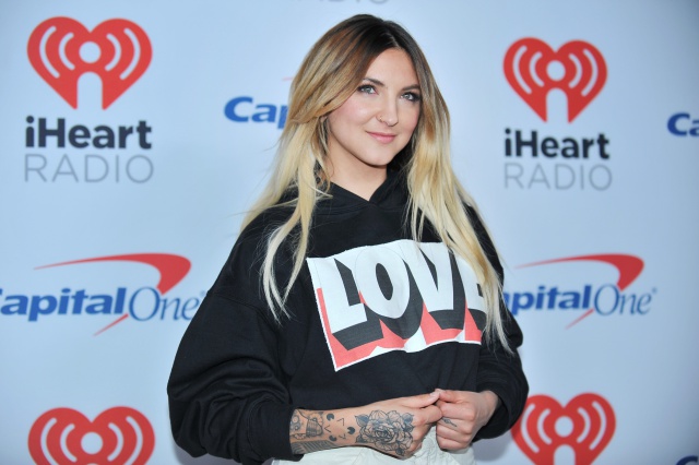 Help me Out Julia Michaels junto a Maroon5