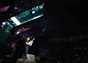 Ed Sheeran cancela algunos conciertos por accidente en bicicleta