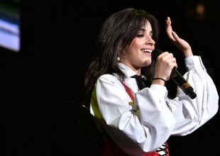 Camila cantó Havana con instrumentos de juguete