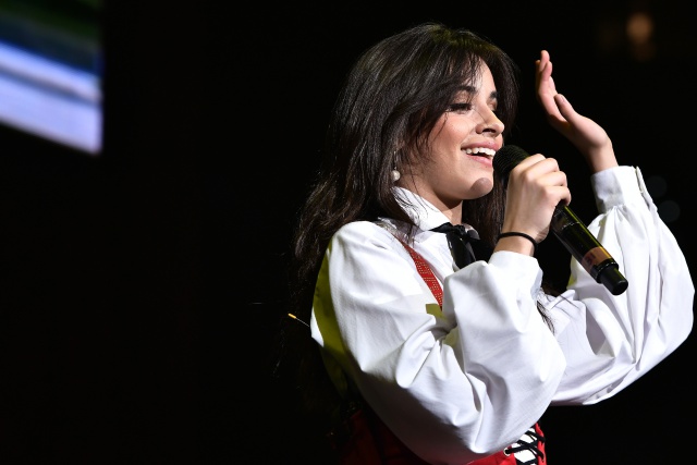 Camila cantó Havana con instrumentos de juguete
