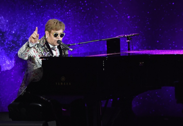 Elton John anuncia su despedida de los escenarios