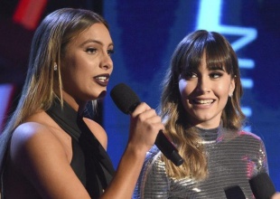 Teléfono Remix de Aitana junto a Lele