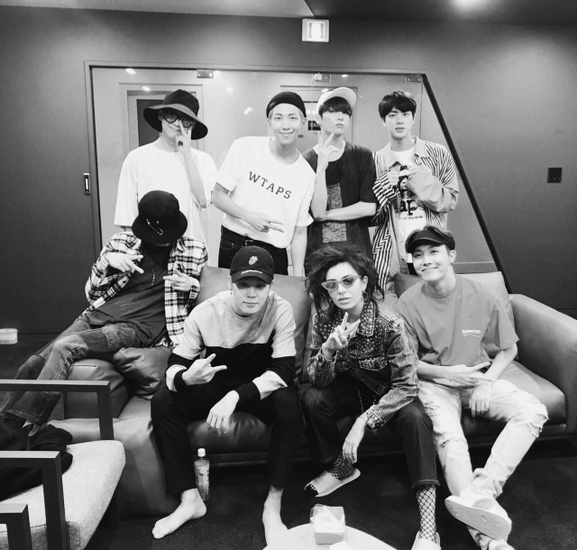 Tras varios rumores que indicaban que BTS estaba trabajando con Charli XCX, se confirma esta colaboración. El tema ya se ha lanzado, se titula Dream Glow y, además de escuchar la voz de la artista británica, también lo hacemos con una parte de la banda coreana, ya que únicamente aparecen Jin, Jimin y Jungkook.