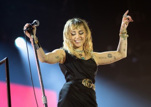 Conversamos con Miley Cyrus sobre "She is Coming"