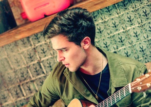 Alejandro Santamaría estrena “Que Tal”