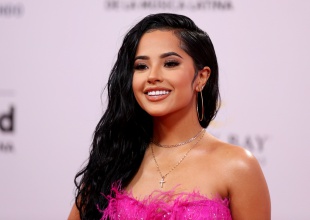Becky G estrena su sencillo "Mala Santa"