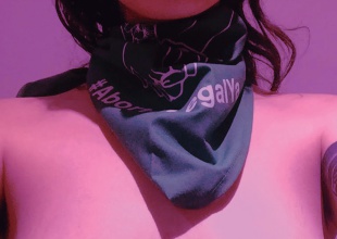 Mon Laferte + Guaynaa presentan "Plata ta tá"