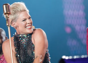 Pink dona medio millón de dólares a Australia