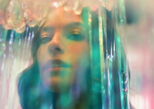 Debi Nova presenta su álbum “3:33” con una transmisión en vivo