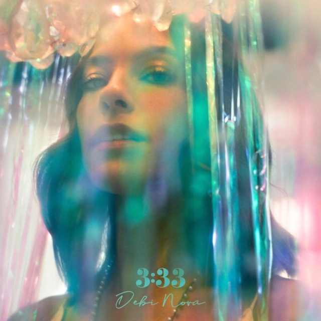 Debi Nova presenta su álbum “3:33” con una transmisión en vivo