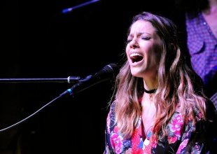 Debi Nova en "Cabas"