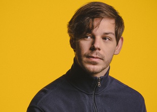 "Al Compas" de Sebastian Coloma y Llevarte a Marte