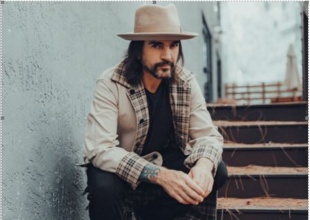 Juanes rinde tributo a la banda Zoé con el tema “Via Láctea”