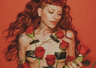 Cazzu estrena su álbum "Una niña inútil"