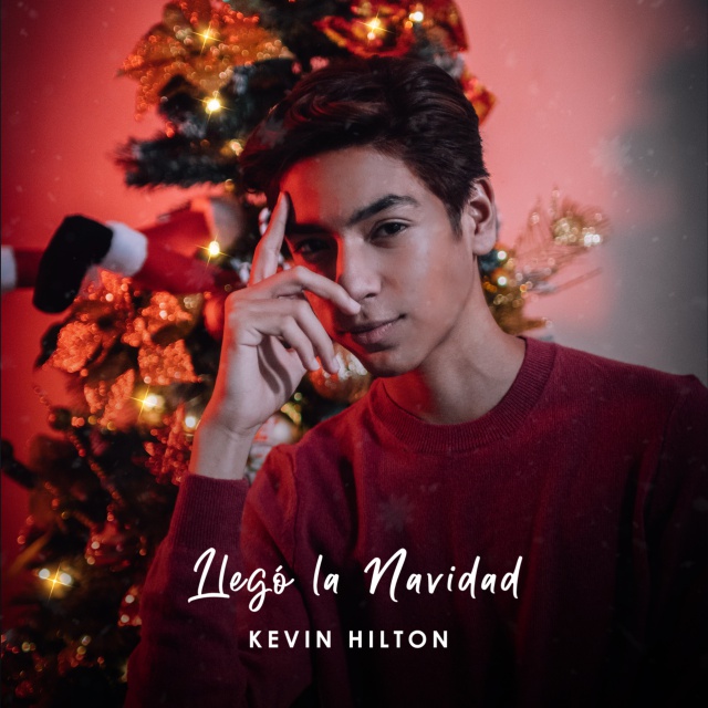 Kevin Hilton le canta a la Navidad