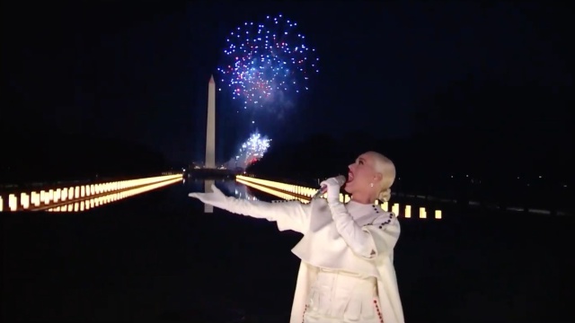 Katy Perry cierra con "Firework"