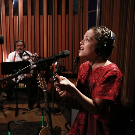 Natalia Lafourcade presenta el remix de 'Tú Sí Sabes Quererme'