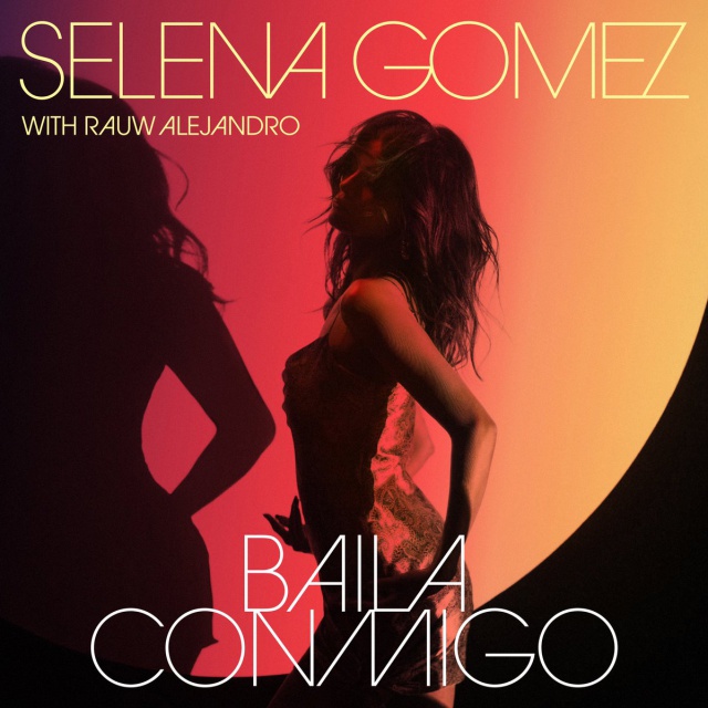Selena Gomez junto a Rauw Alejandro en “Baila Conmigo”