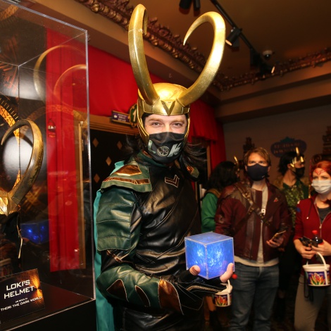 Tom Hiddleston, Sophia Di Martino, Owen Wilson y Kevin Feige presenciacon los lanzamientos de Loki