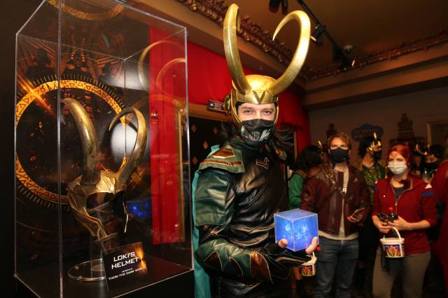 Tom Hiddleston, Sophia Di Martino, Owen Wilson y Kevin Feige presenciacon los lanzamientos de Loki