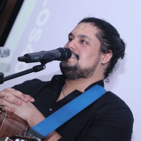 CARLOS VALLARINO PUSO A CANTAR A TODOS